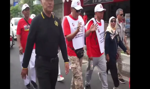 Lansia Penyintas Stroke Asal Bekasi Jalan Kaki dari Yogyakarta ke Bandung, Alasannya Bikin Haru