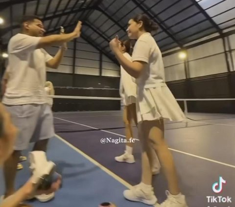 Nagita Slavina Pamer Uang Usai Menang Lomba Tenis, Tetap Cantik & Glowing Meski Wajah Banjir Keringat