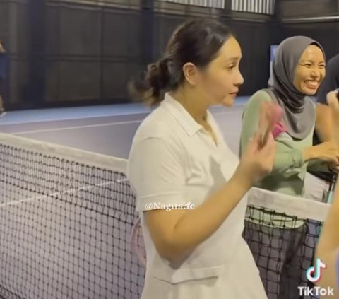 Nagita Slavina Pamer Uang Usai Menang Lomba Tenis, Tetap Cantik & Glowing Meski Wajah Banjir Keringat