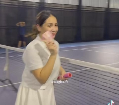 Nagita Slavina Pamer Uang Usai Menang Lomba Tenis, Tetap Cantik & Glowing Meski Wajah Banjir Keringat