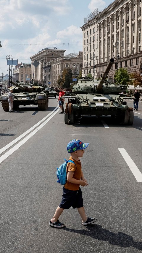 FOTO: Deretan Kendaraan Militer Rusia yang Hancur Dipamerkan di Kiev Menjelang Hari Kemerdekaan Ukraina