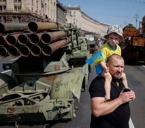 Meski belum dibuka secara resmi, pameran peralatan militer Rusia di Jalan Khreshchatyk telah menarik perhatian warga Kiev untuk melihat dari dekat.