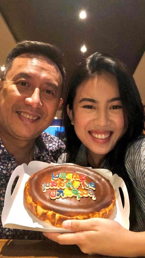 Casey dikenal sangat dekat dengan sang ayah. Ia kerap membagikan potretnya bersama sang ayah tercinta di akun Instagram miliknya.