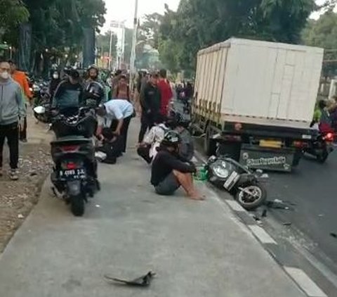 Gara-Gara Lawan Arah, 7 Pengendara Motor 'Keseruduk' Truk di Lenteng Agung