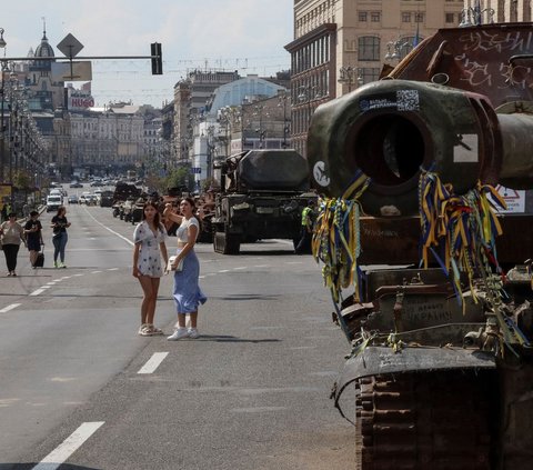 Orang-orang pun terlihat dengan bebas berjalan sambil melihat-lihat kondisi tank-tank Rusia yang hancur serta kendaraan militer lainnya yang juga ikut dipamerkan.