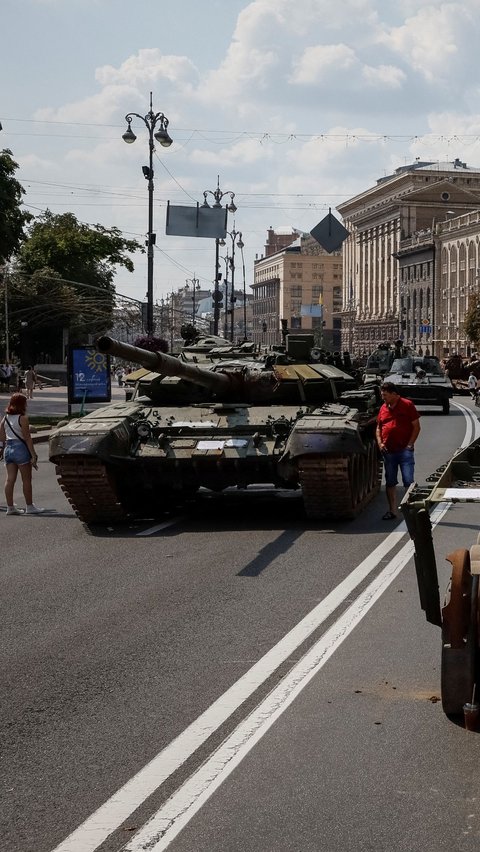 Pameran ini telah menutup akses lalu lintas dari Maidan Nezalezhnosti ke Jalan Bohdan Khmelnytskyi karena ada alat peralatan militer Rusia ditempatkan di sana.