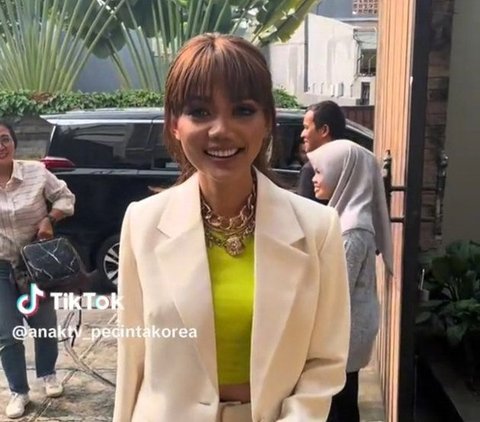 Luput Dari Sorotan Kamera, Intip Deretan Potret Rumah Luas nan Megah Milik Rina Nose