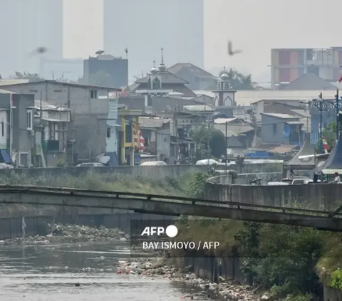 DKI Jakarta kembali menduduki posisi tiga sebagai kota dengan udara terburuk sedunia pagi ini, Selasa (22/8). Tingkat polusi udara di Jakarta berada pada kategori tidak sehat.