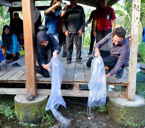 Sungai Watch Sebar Jaring Penghalang Sampah di 23 Sungai Banyuwangi, Target 100 Jaring