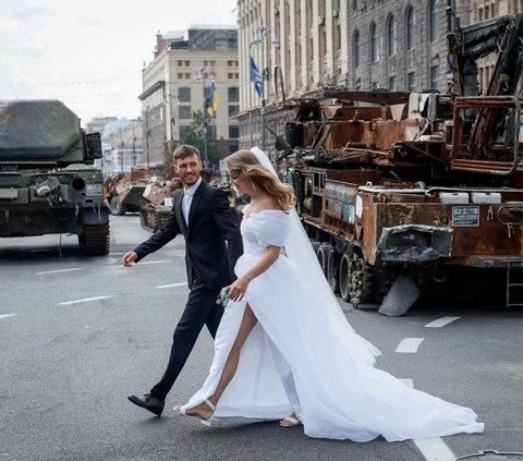 Selain itu, pameran ini juga menarik perhatian sepasangan pengantin yang baru menikah di dekat kawasan itu.<br /><br />Mereka tampak menikmati jalan-jalannya, dan berfoto di antara kendaraan militer Rusia yang sudah tak berfungsi itu.