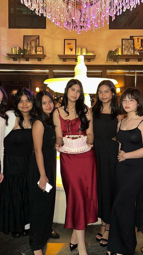 Cantiknya Almira Putri AHY Kenakan Long Dress Merah di Birthday Dinner ke-15 Tahun