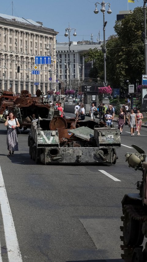 Antusiasme warga Kiev saat melihat-lihat kendaraan militer Rusia yang hancur dipajang jelang Hari Kemerdekaan Ukraina ke 32 tahun.