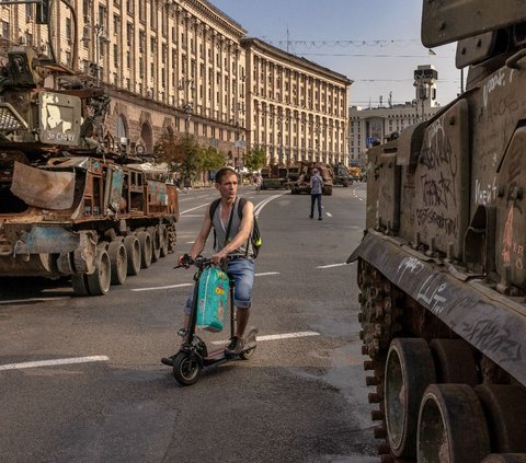 Menjelang Hari Kemerdekaan ke 32 tahun dari Uni Soviet, Ukraina kembali menggelar pameran deretan kendaraan militer Rusia yang hancur di jalan utama Khreshchatyk di Kiev, Ukraina.