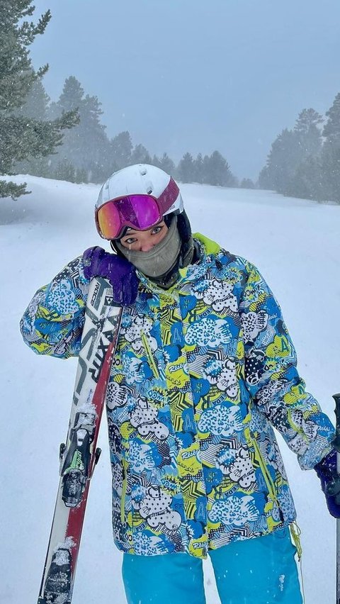 Briptu Tiara Nissa kala di Turki. Dia berpose di atas salju membawa alat Ski. Dalam keterangannya, saat itu Turki sedang musim dingin.