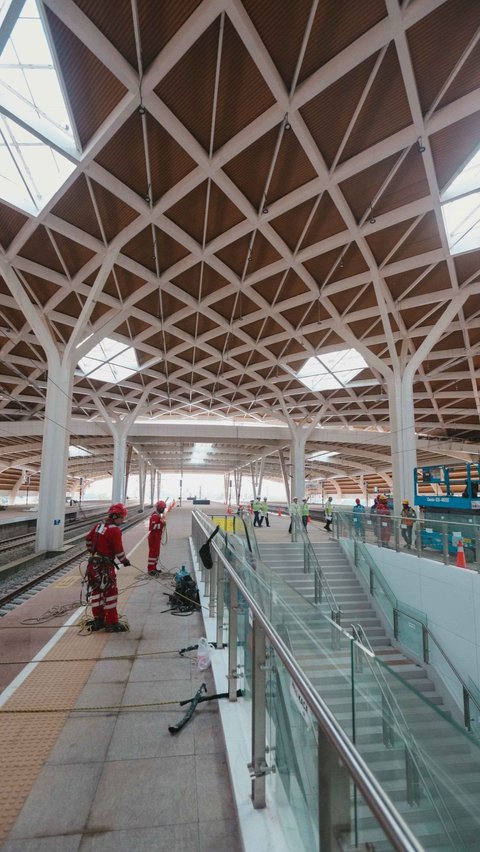 Saat ini, untuk semua lantai Stasiun Halim sudah selesai dipasangi keramik.