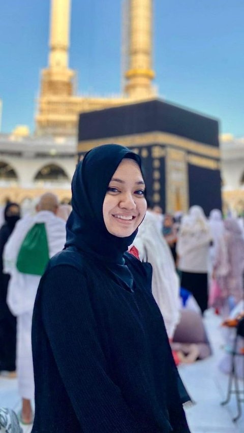 Berpose di depan Kabah mengenakan pakaian serba hitam, Nissa sangat anggun mempesona. Foto yang diunggah April lalu itu menunjukkan dia tengah umroh di Tanah Suci.