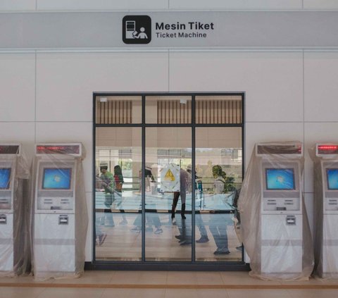 Selain itu mesin tiket terlihat sudah disiapkan dan menunggu dioperasikan dalam uji coba yang akan dilakukan pada bulan September mendatang di Stasiun Halim.