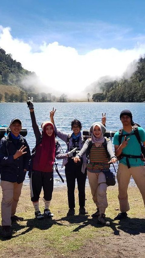 Potret Briptu Tiara Nissa bersama teman-teman di Gunung Semeru. Tampak bahagia dan seru.