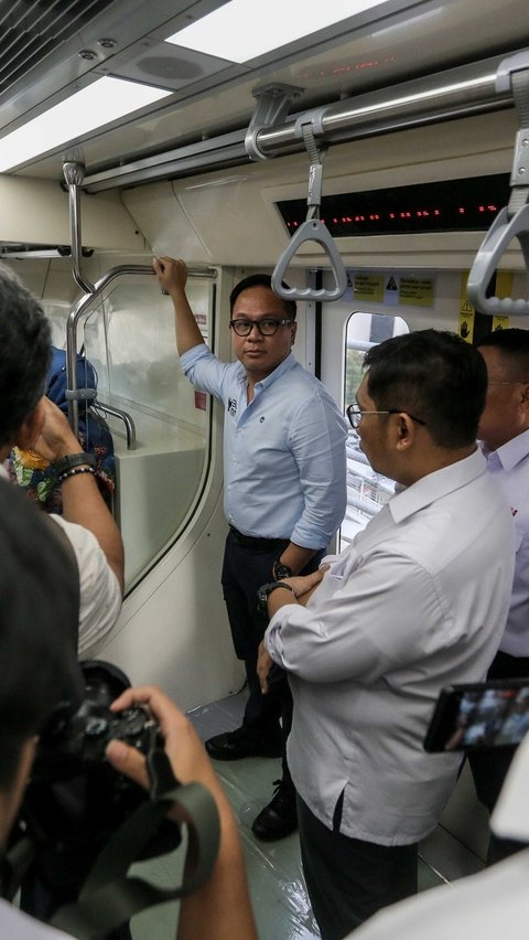 Pada kesempatan itu, Wakil Menteri BUMN Kartika Wirjoatmodjo turut menjajal LRT Jabodebek di Stasiun LRT Dukuh Atas, Jakarta, Senin (21/8/2023).
