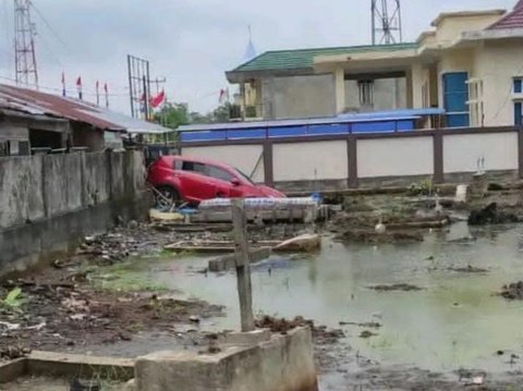 Mobil PDIP Nyungsep Masuk Kuburan Usai dari Kantor Pajak