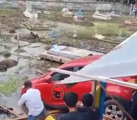 Dalam video yang beredar, terlihat mobil PDIP nyungsep di kuburan yang sedang digenangi air. Kuburan itu juga becek dan terlihat sulit untuk dijejaki kaki.