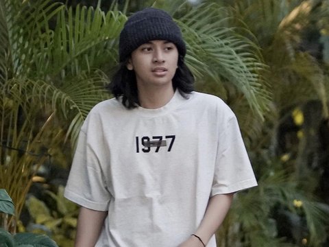 Potret Anak Cowok Yuni Shara Kini Sudah Berusia 21 Tahun, Sosoknya Ganteng Berambut Gondrong