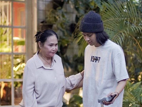 Potret Anak Cowok Yuni Shara Kini Sudah Berusia 21 Tahun, Sosoknya Ganteng Berambut Gondrong