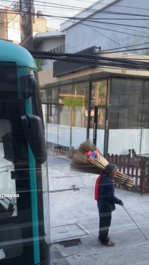 Tak Klakson Penjual Tunanetra yang Halangi Jalannya, Aksi Supir Transjakarta Ini Banjir Pujian