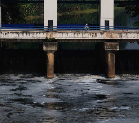 Guna mengantisipasi berdampak lebih buruk, Pemprov DKI Jakarta membangun sistem pengolahan air limbah domestik (SPALD).