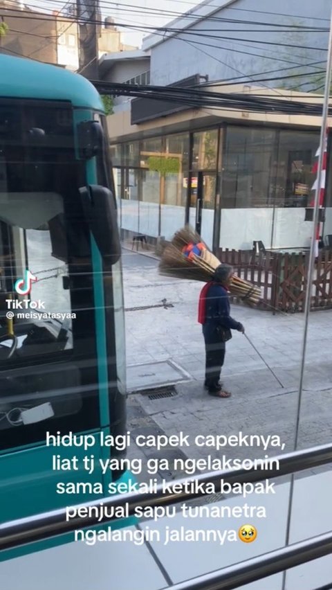 Tak Klakson Penjual Tunanetra yang Halangi Jalannya, Aksi Supir Transjakarta Ini Banjir Pujian