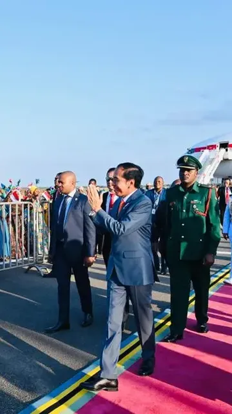 VIDEO: Jokowi Sampai Berhenti, Lihat Sambutan Tarian ala Wakanda di Tanzania