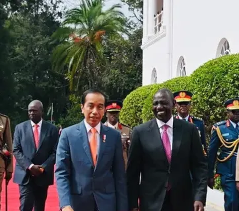 VIDEO: Presiden Jokowi Sampai Berhenti, Lihat Sambutan Meriah Tarian ala Wakanda di Tanzania