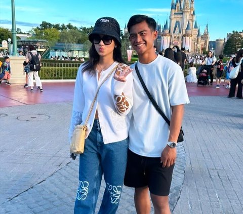 Resmi Jadi Pasangan Suami Istri, Berikut Beberapa Potret Keseruan Azizah Salsha dan Pratama Arhan di Disneyland