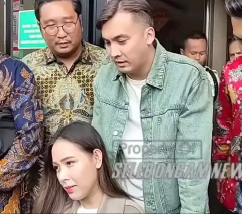 Ini momen pertama kali Rendy dan Lady Nayoan memamerkan kemesraan setelah memutuskan rujuk. Potret ini saat Rendy dan Lady di pengadilan.