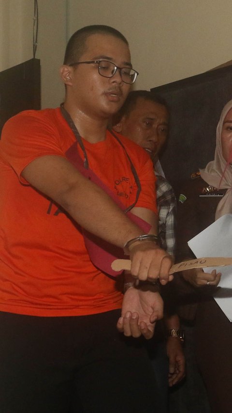 Dalam rekonstruksi itu, tersangka Altaf memperagakan sejumlah adegan yang dimulai dari naik kendaraan dengan korban Zidan sampai tiba di kos rumah korban di Apik Zire.