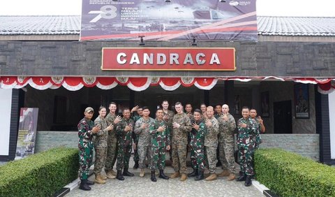 Potret kompak prajurit marinir dan prajurit USMC berfoto bersama di depan gedung Candraca.