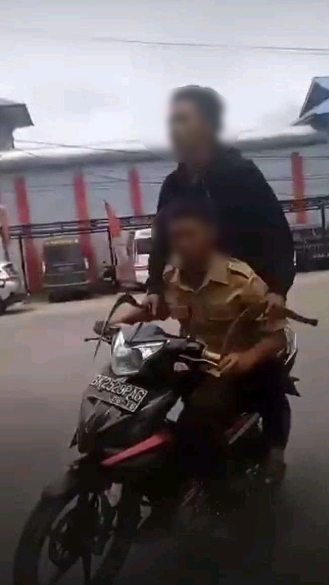 Saat itu empat pemuda MJ, AP, MF, dan RT tidak senang dengan nyanyian puluhan pelajar yang menumpang truk. Mereka lalu mengejar truk tersebut sambil memaki dan mengacungkan celurit.