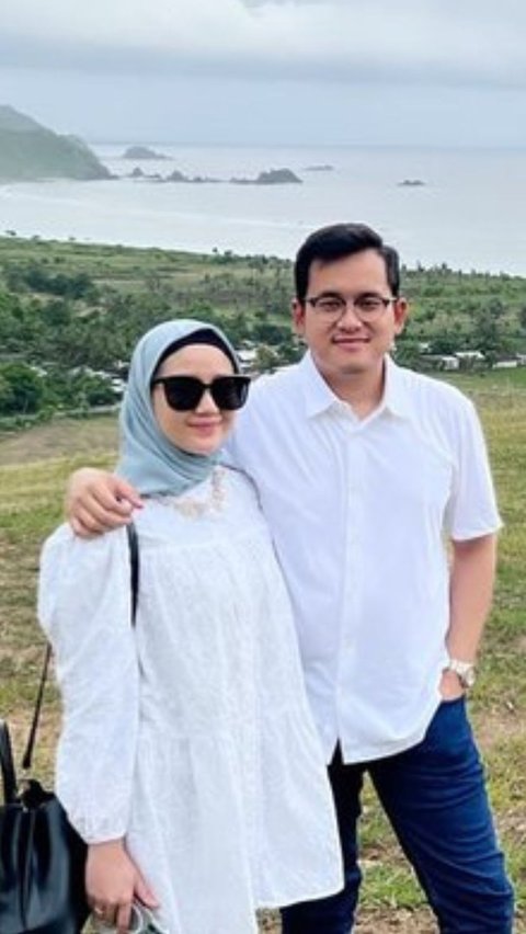 Setelah menikah, Jessica berangkat umrah bersama sang suami dan memutuskan mengenakan hijab.