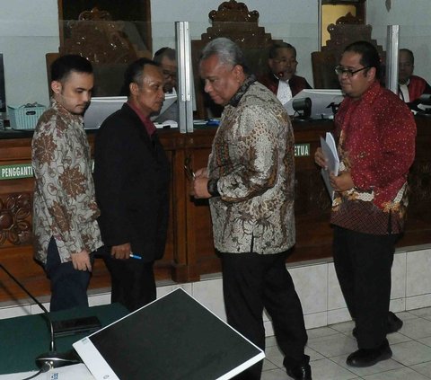 Sidang perdata dengan tergugat Rocky Gerung dalam kasus penghinaan terhadap Presiden Joko Widodo ditunda hingga dua pekan kedepan sejak sidang pertama hari ini digelar di Pengadilan Negeri Jakarta Selatan (PN), Selasa (22/8/2023).