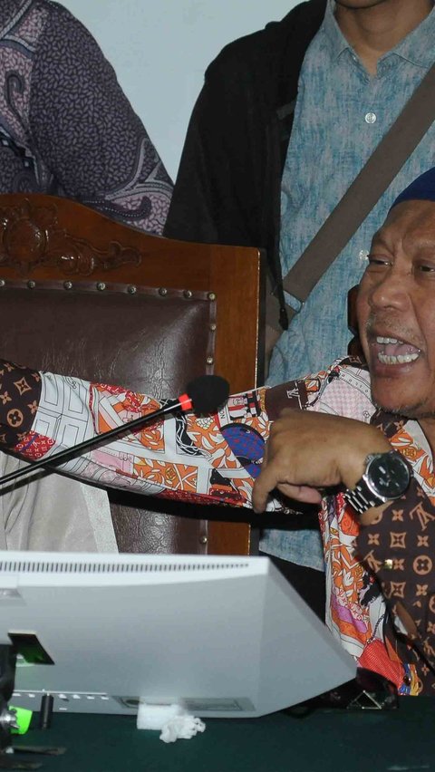 Alasan penundaan tersebut karena pihak penggugat David Tobing, salah mencantumkan alamat rumah Rocky Gerung, selaku pihak tergugat yang dianggap menghina presiden.