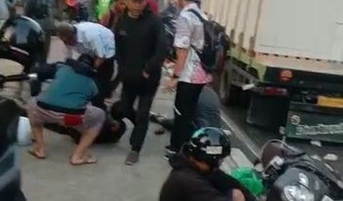 Kecelakaan itu diduga lantaran pesepeda motor nekat melawan arah.