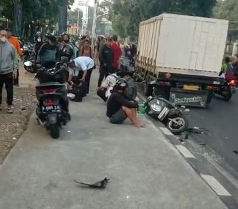 Kronologi Truk Bermuatan Batu Bata Tabrak Pemotor Lawan Arah di Lenteng Agung