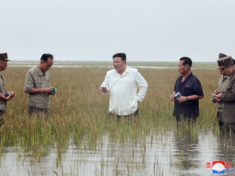 FOTO: Momen Kim Jong-un Nyemplung ke Lokasi Banjir, Marahi Pejabat Tinggi yang Tak Becus Kerja