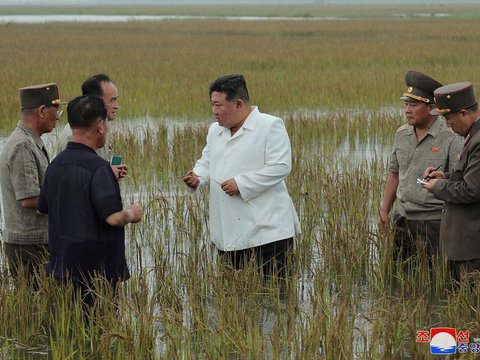 FOTO: Momen Kim Jong-un Nyemplung ke Lokasi Banjir, Marahi Pejabat Tinggi yang Tak Becus Kerja