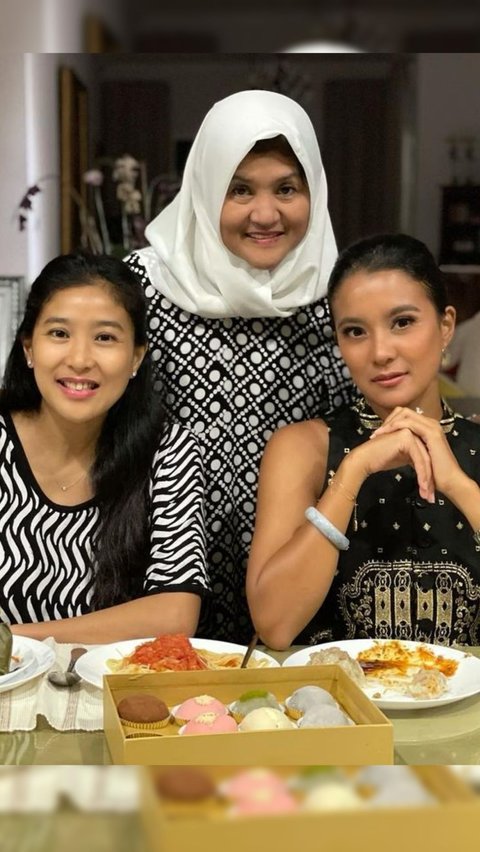 Dari informasi yang dibagikan oleh sang adik, Olivia Zalianty, Marcella mengalami kejadian tidak menyenangkan ketika sedang menjalani latihan untuk pementasan Malahayati.