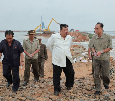 FOTO: Momen Kim Jong-un Nyemplung ke Lokasi Banjir, Marahi Pejabat Tinggi yang Tak Becus Kerja