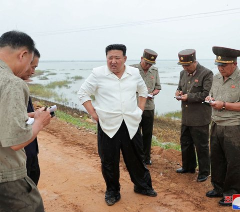 FOTO: Momen Kim Jong-un Nyemplung ke Lokasi Banjir, Marahi Pejabat Tinggi yang Tak Becus Kerja