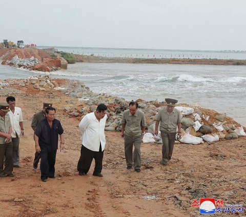 FOTO: Momen Kim Jong-un Nyemplung ke Lokasi Banjir, Marahi Pejabat Tinggi yang Tak Becus Kerja