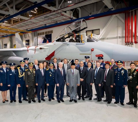 Menhan Prabowo Subianto resmi menandatangani pembelian pesawat tempur F-15EX baru dari Amerika Serikat. Penandatanganan itu dilakukan di The Boeing Company, St. Louis, Missouri, pada 21 Agustus 2023.<br /><br />Total, ada 24 unit jet tempur F-15EX yang diborong Prabowo untuk memperkuat TNI.