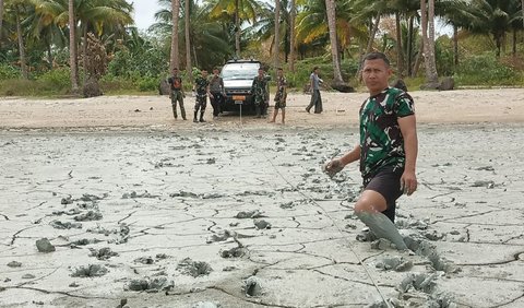 Dalam kebingungan, wanita itu berharap datang bantuan. Beruntung, Danpos Kuler Lettu Inf Exfensius mendengar kejadian itu dan langsung mengerahkan anak buahnya untuk memberikan pertolongan.